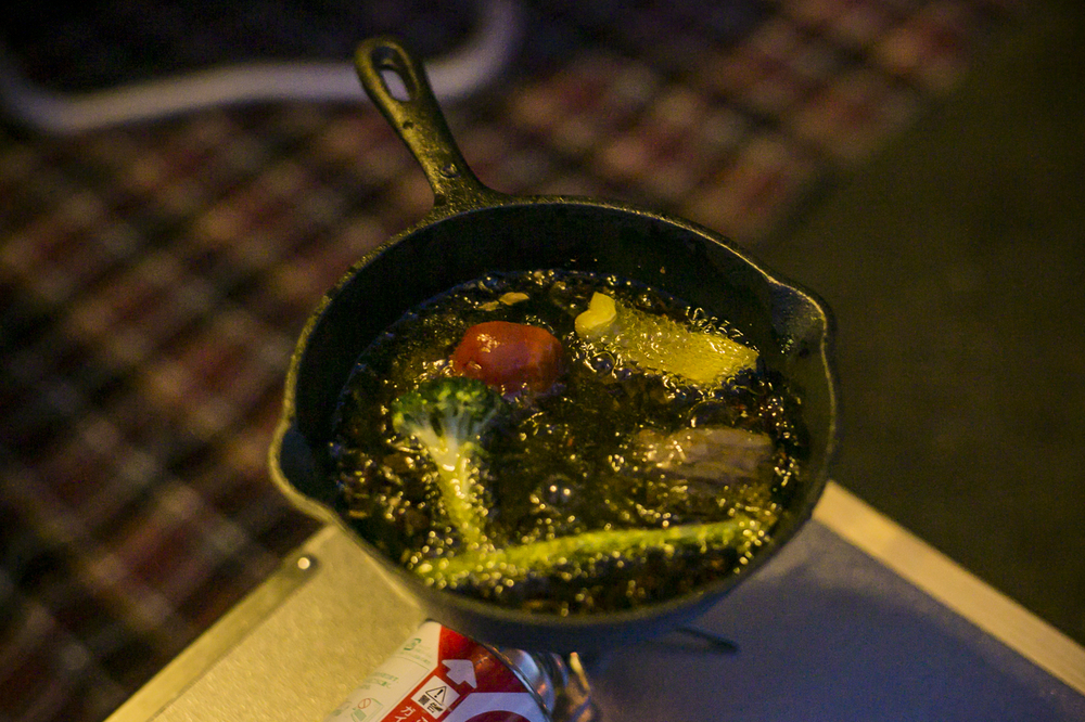 キャンプ場でアヒージョを作る