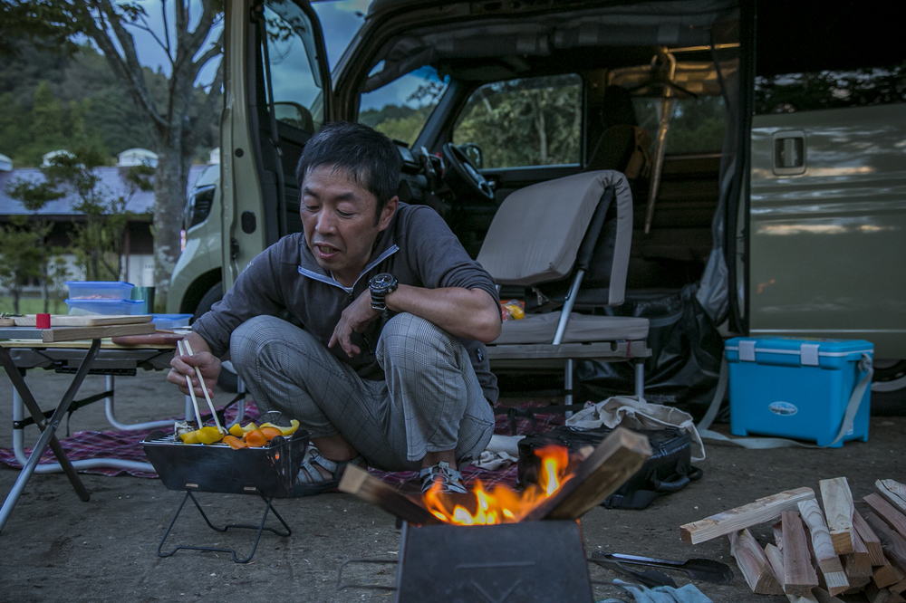 N-VAN COMPOでキャンプする男性