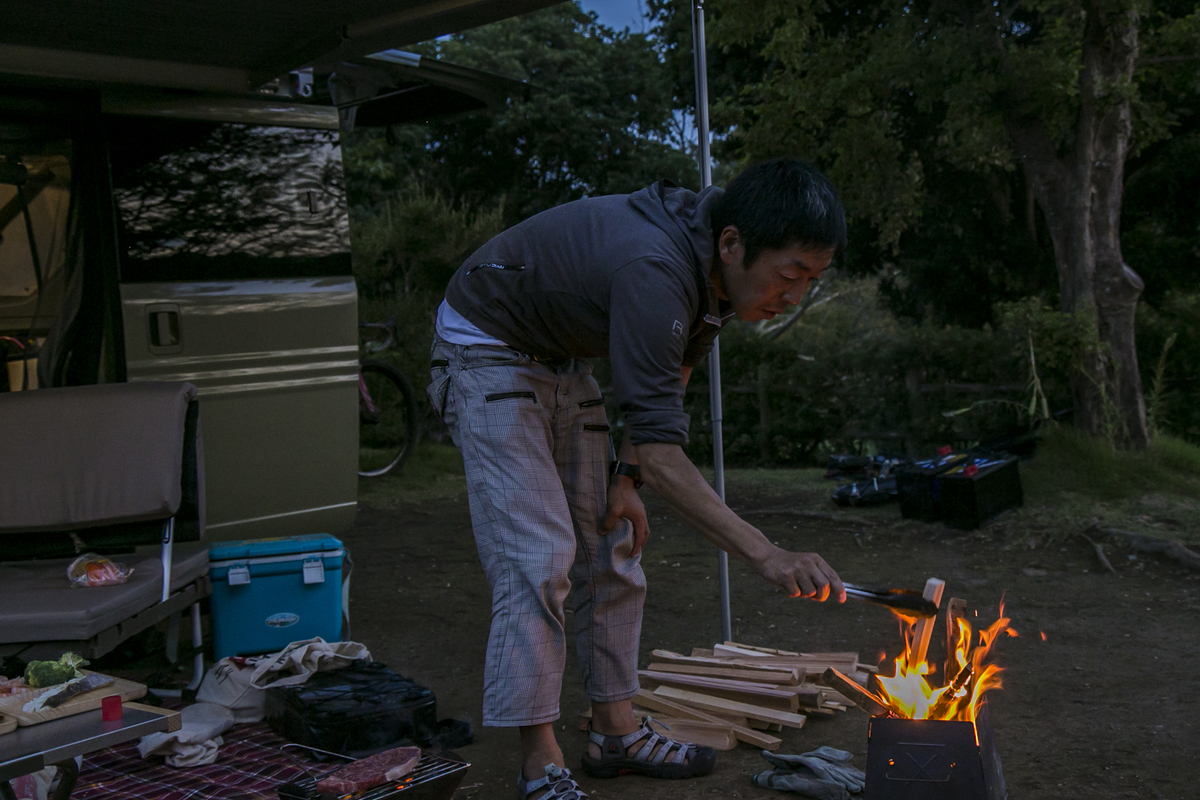 N-VAN COMPOでキャンプする男性