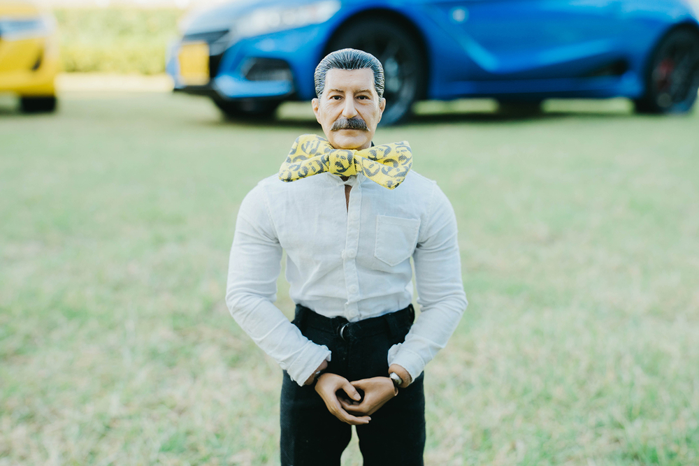 蝶ネクタイをしたおじさん家政夫のヨシダさん