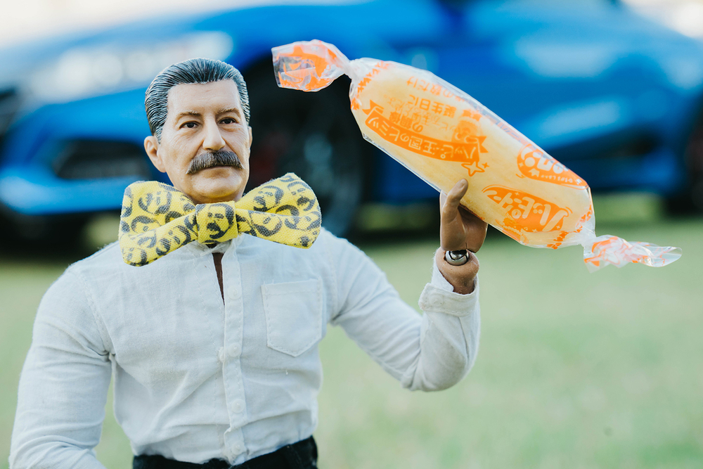 おじさん家政夫のヨシダさんがハッピーターンを手に持つ