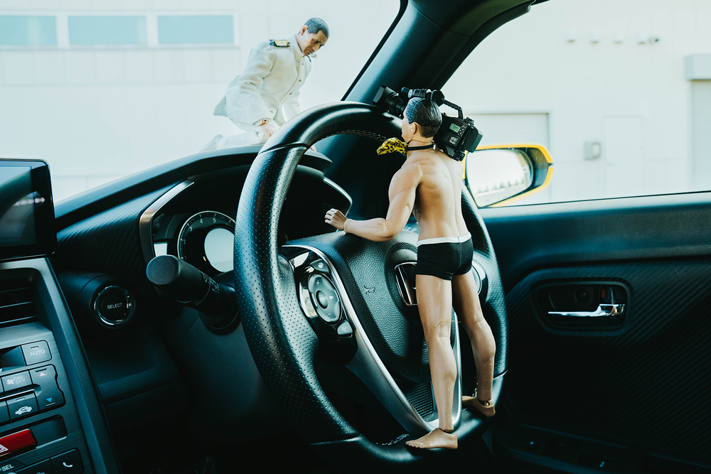 カメラを肩にかついた裸のミフネさん