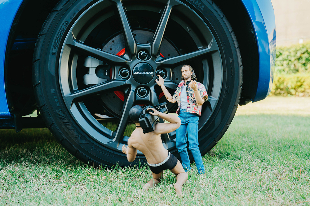 S660 Modulo Xのカスタムを探すニコラスとカメラをかついだヨシダさん