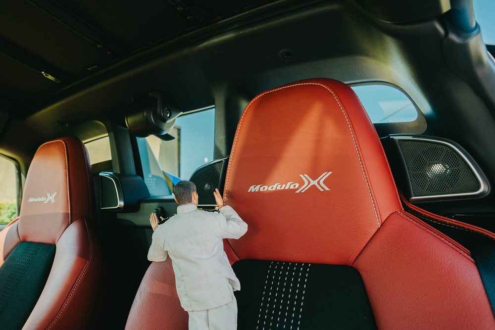 S660 Modulo Xのスカイサウンドスピーカーシステムを見つけるミフネさん