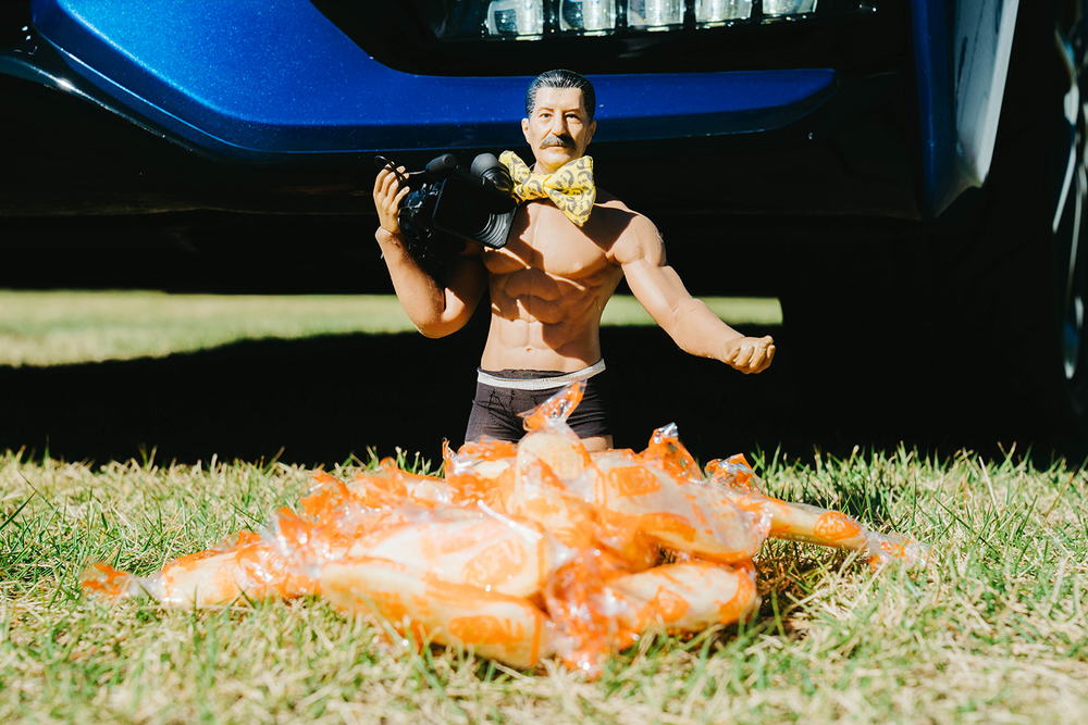 商品のハッピーターンを前にしたヨシダさん