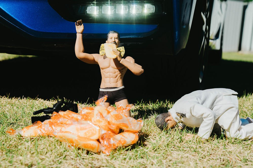 ハッピーターンを食べるヨシダさんと、クイズに負けたミフネさん