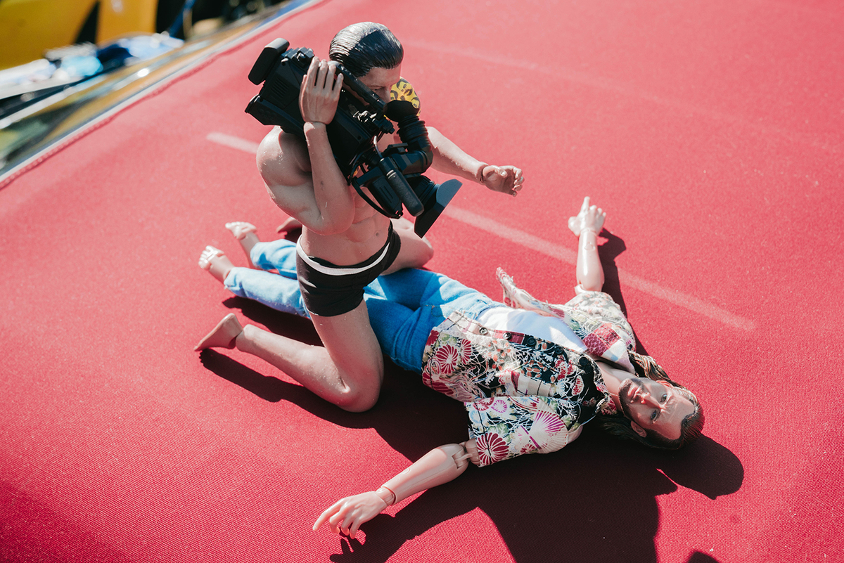 S660 Modulo Xのロールトップに寝転ぶニコラスと、カメラをかついだヨシダさん