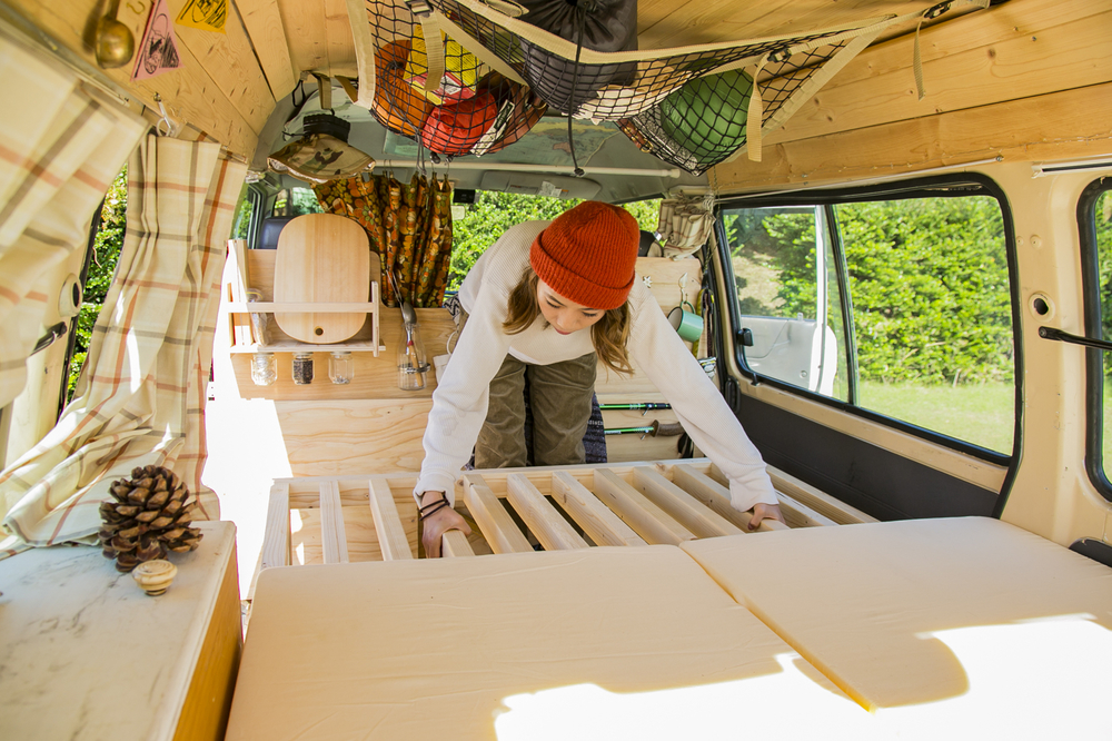 YURIEさんが愛車「サンシー号」のベッドを作っているところ