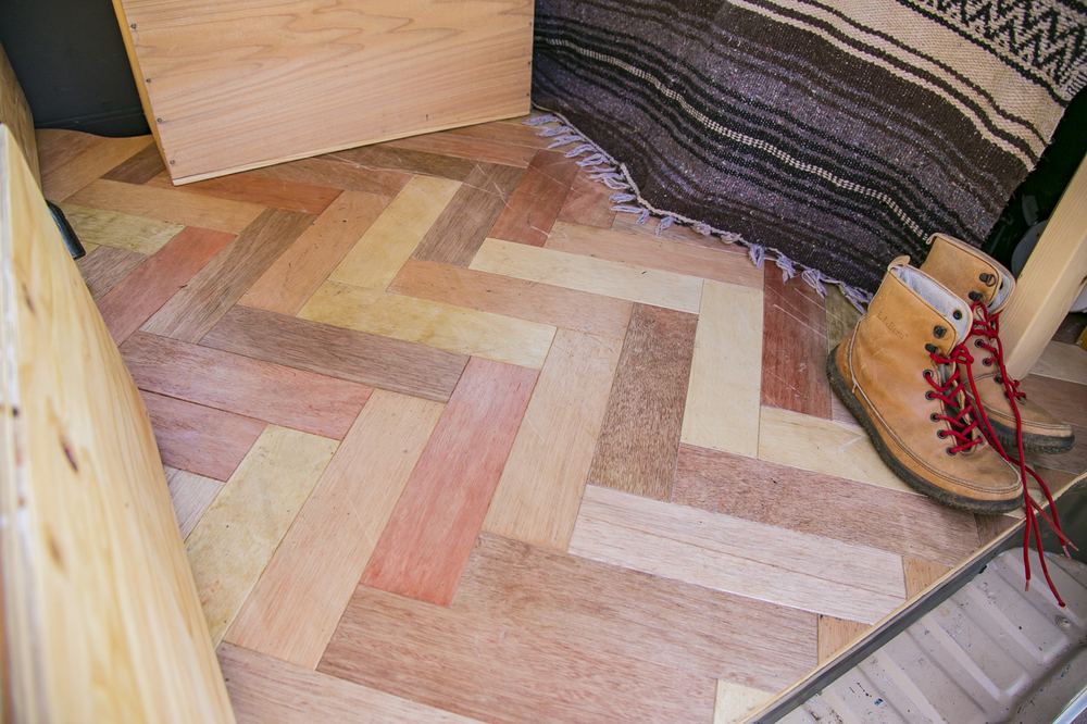 YURIEさんの愛車「サンシー号」の車内。ヘリンボーン模様の床