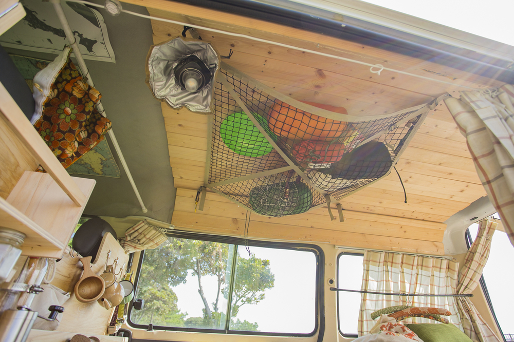 板張りの天井にネットを張って小物の収納に