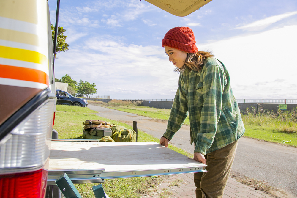 スライド式テーブルを引き出すYURIEさん　