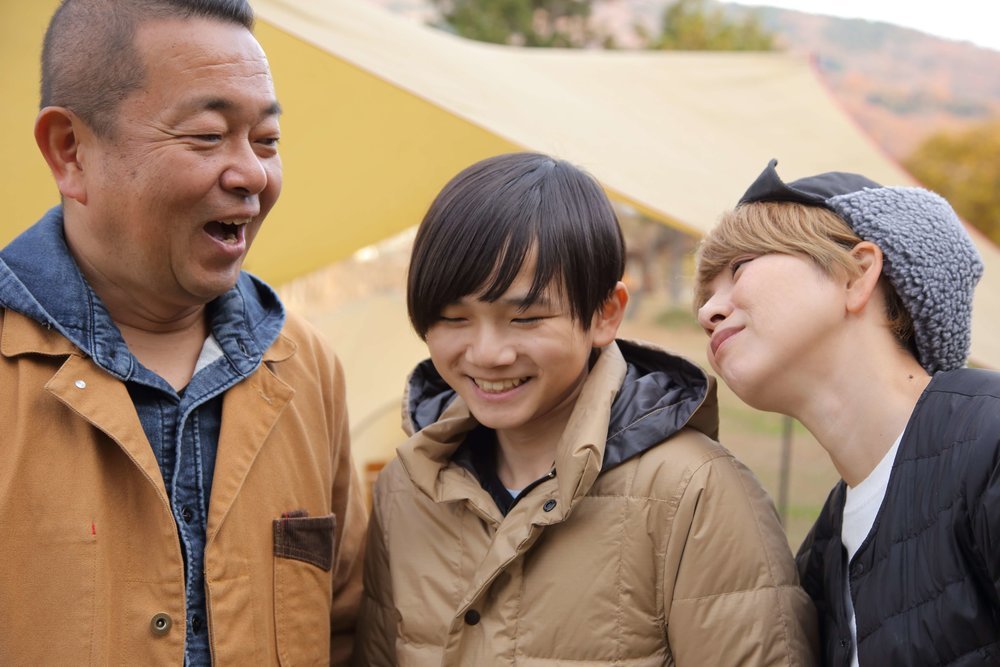 笑顔で写る親子3人ショット