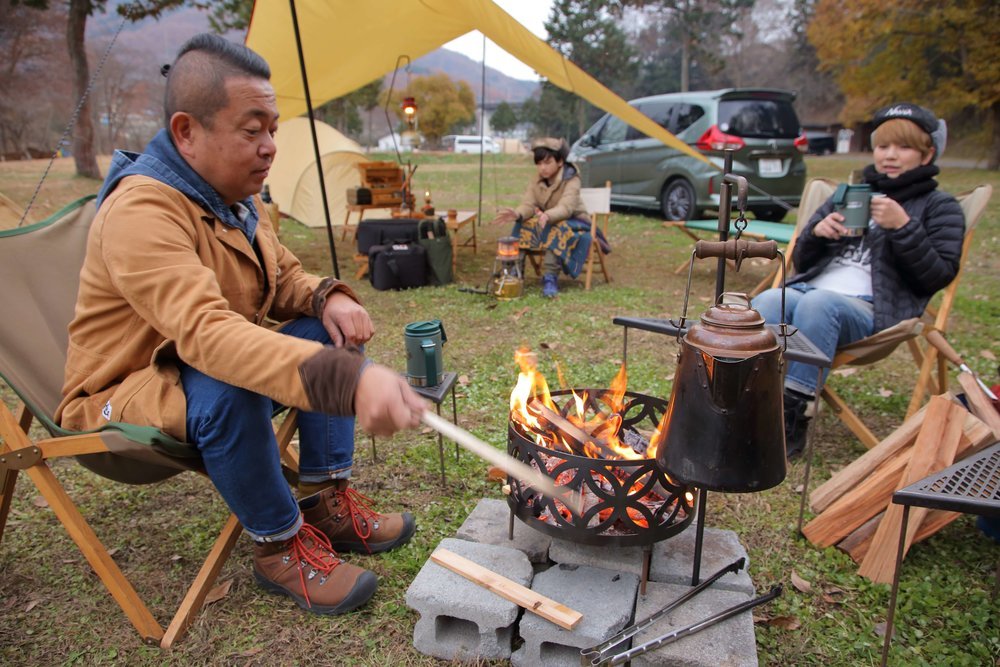 焚き火を楽しんでいるシエルブルーファミリー