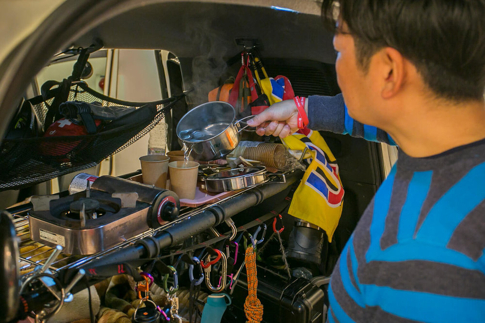 フリードの車内でお湯を沸かしてコーヒーを入れる男性