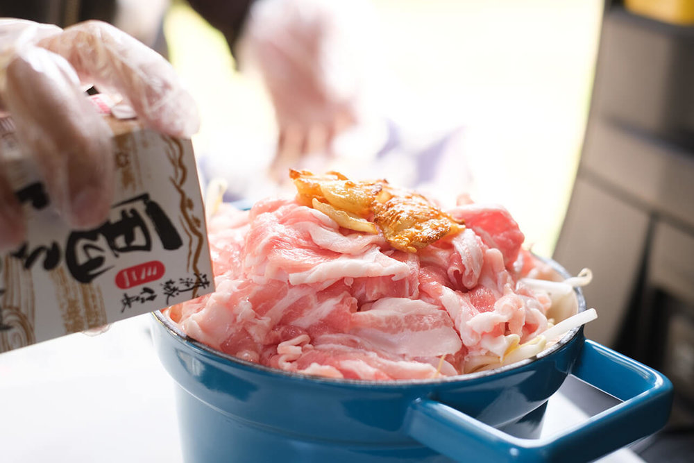 酒をかける様子