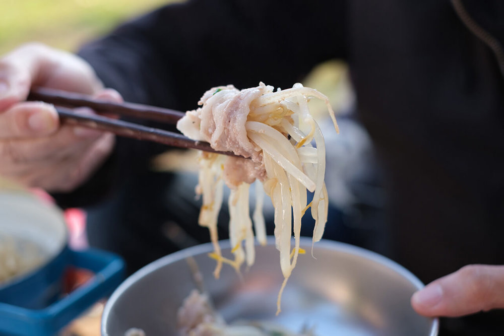 豚肉でもやしを巻いた様子