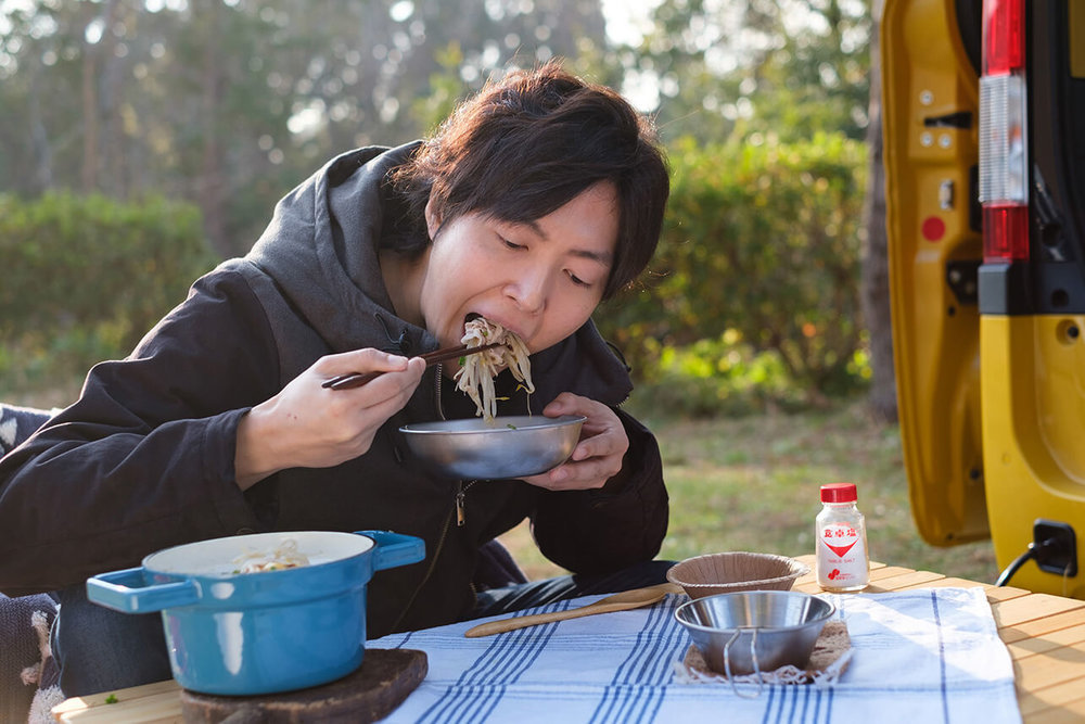 鍋を食べるリュウジさん