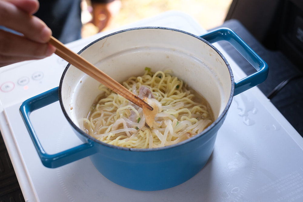 シメの麺をN-VANキッチンで作っている様子