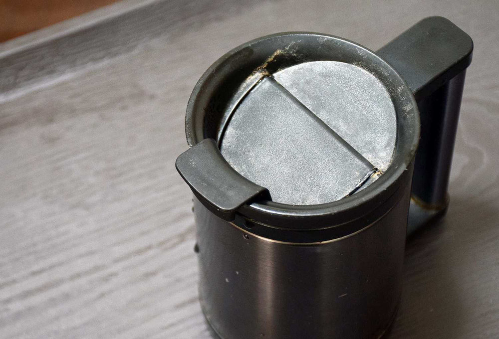 車中泊のプロがおすすめ便利グッズ、車中泊の必需品、装備と道具を紹介。蓋付きマグカップ