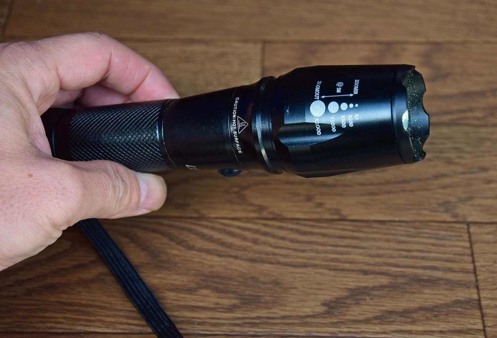 車中泊のプロがおすすめ便利グッズ、車中泊の必需品、装備と道具を紹介。懐中電灯