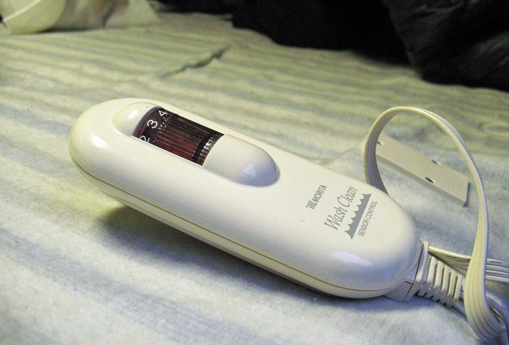 車中泊のプロがおすすめ便利グッズ、車中泊の必需品、装備と道具を紹介。電気毛布