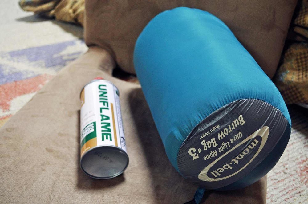 車中泊のプロがおすすめ便利グッズ、車中泊の必需品、装備と道具を紹介。モンベルの寝袋など車中泊グッズ