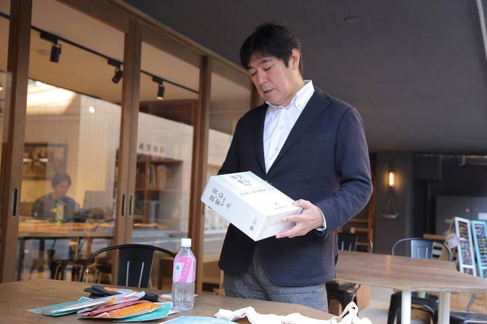 防災安心セットの中身を取り出す様子