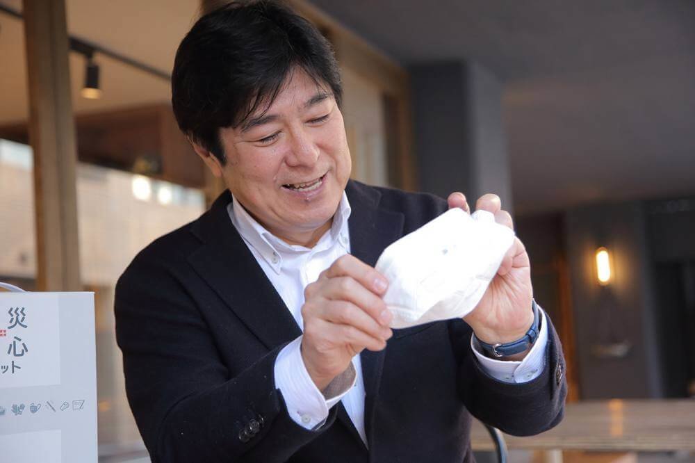 防じんマスクを手に取る和田さん