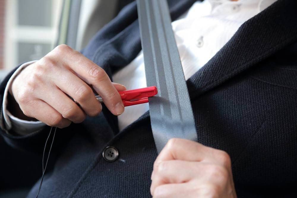 スマートレスキューでシートベルトをカットしようとする様子