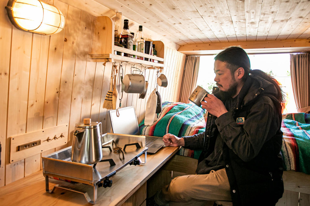 コーヒーを飲む鈴木さん