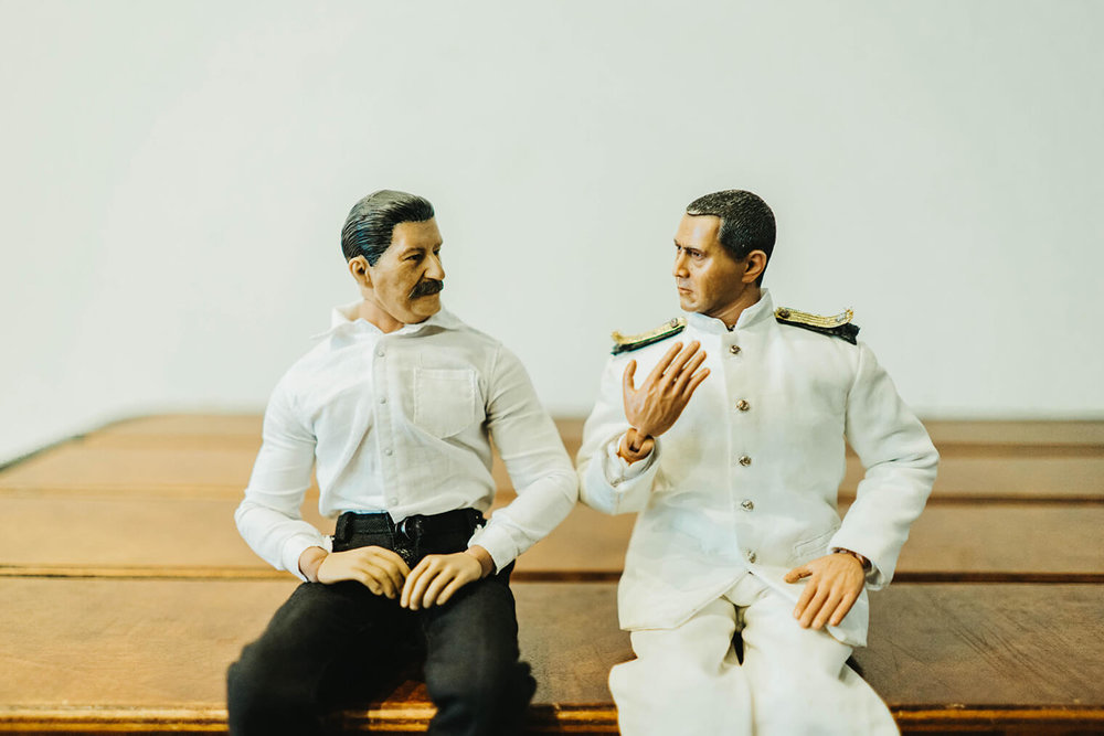 ヨシダさんとミフネさんが並んで座って話している