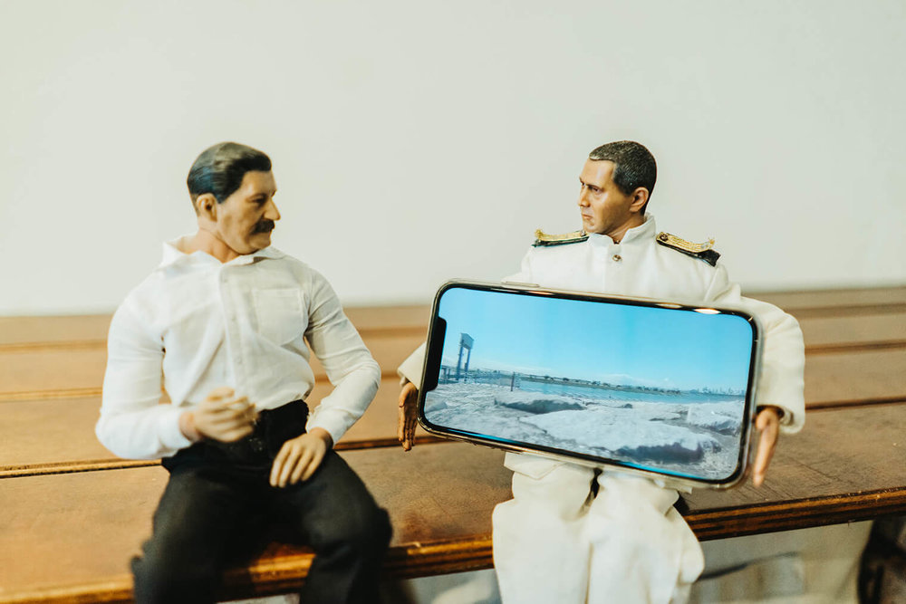 ミフネさんがスマホにドライブレコーダーの映像を映して、ヨシダさんに見せている