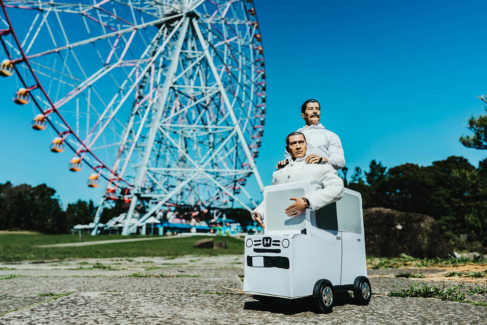 ミフネカーに乗るミフネさんとヨシダさん