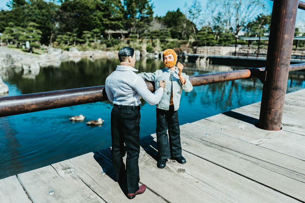 ヨシダさんが公園にいるおじさんに話しかけている