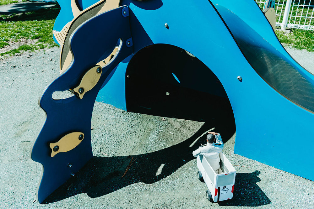 ミフネカーに乗ったミフネさんがニコラスを探している