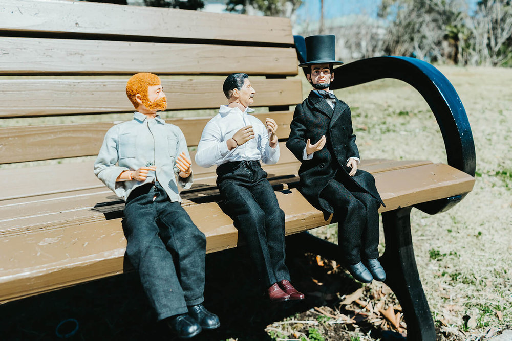 公園のベンチで、ヨシダさんがとなりに座っているおじさんに話しかけている