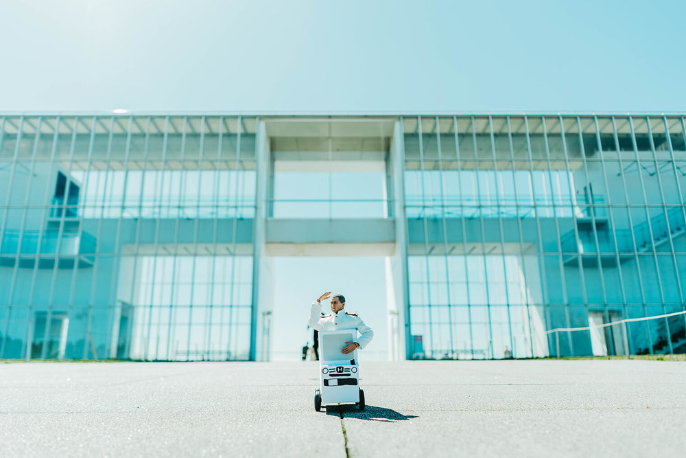 ミフネカーに乗ったミフネさんがきょろきょろしている