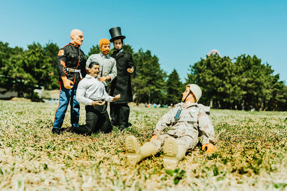 ヨシダさんたちが、公園にいる人に声をかけている