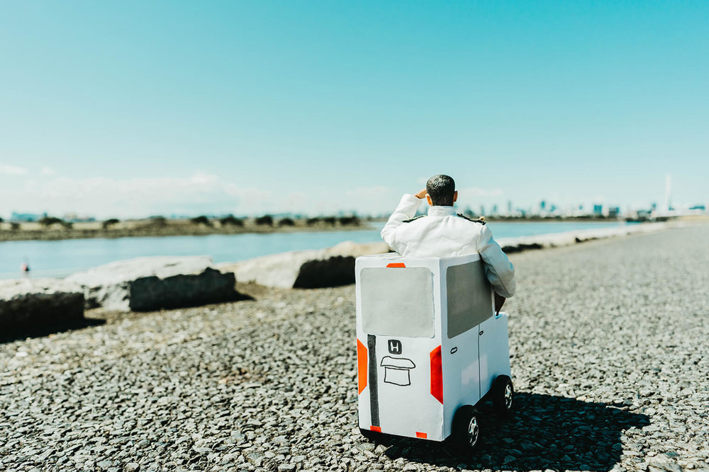 ミフネカーに乗ってニコラスを探すミフネさん