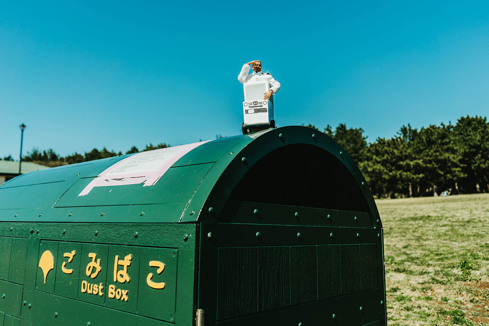 ミフネさんが大きなゴミ箱の上できょろきょろしている