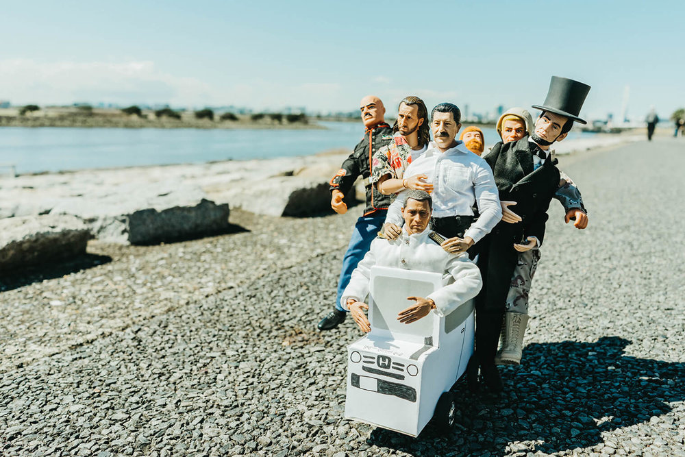 ちいさなおじさんたちがミフネカーにぎゅうぎゅう詰めで乗っている