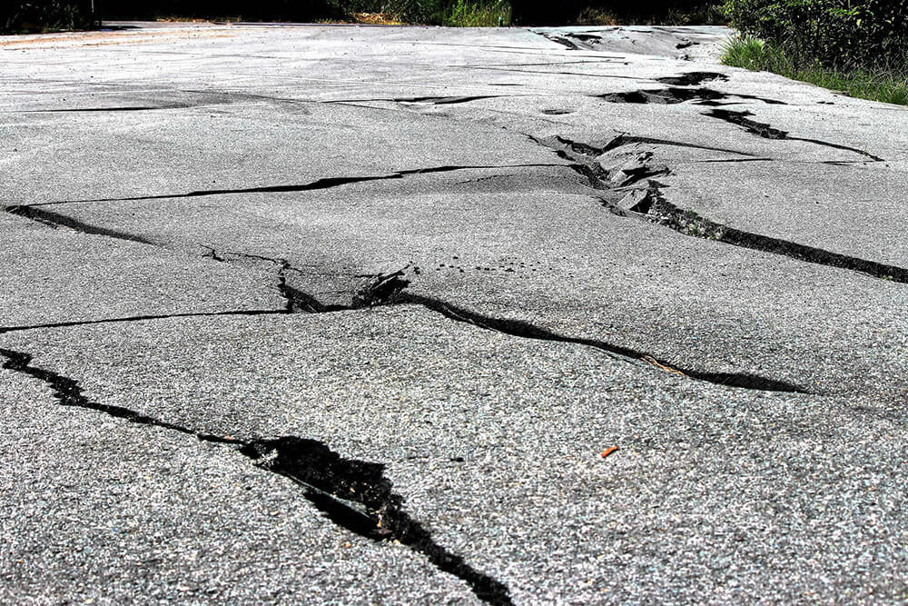地震で割れた道路のイメージ
