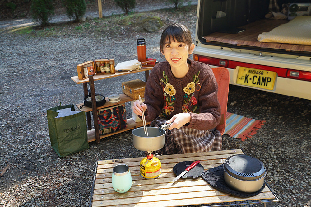 車中泊のおすすめアイテムを紹介する森風美さん