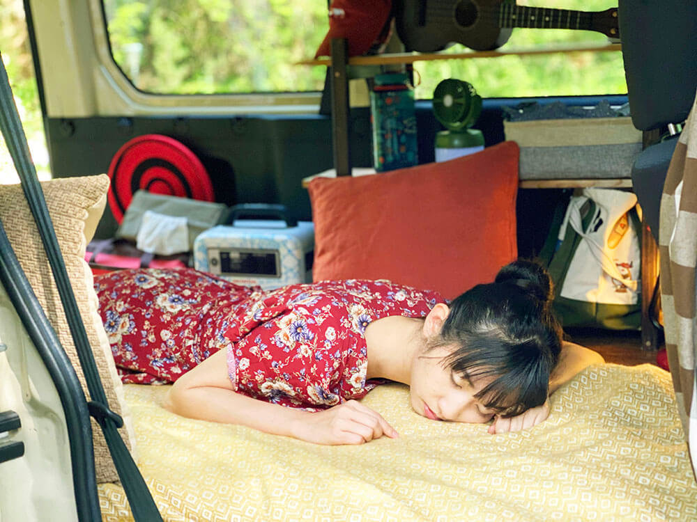 森風美さんがクルマで寝ているイメージ