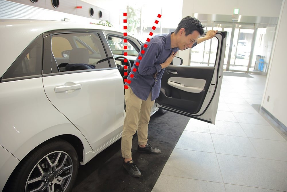 カエライフの編集スタッフが上半身を倒している様子