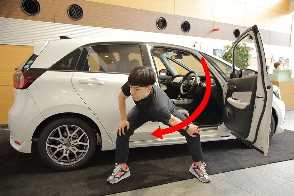 肩を入れ込むイメージを紹介するオガトレの尾形 竜之介さん