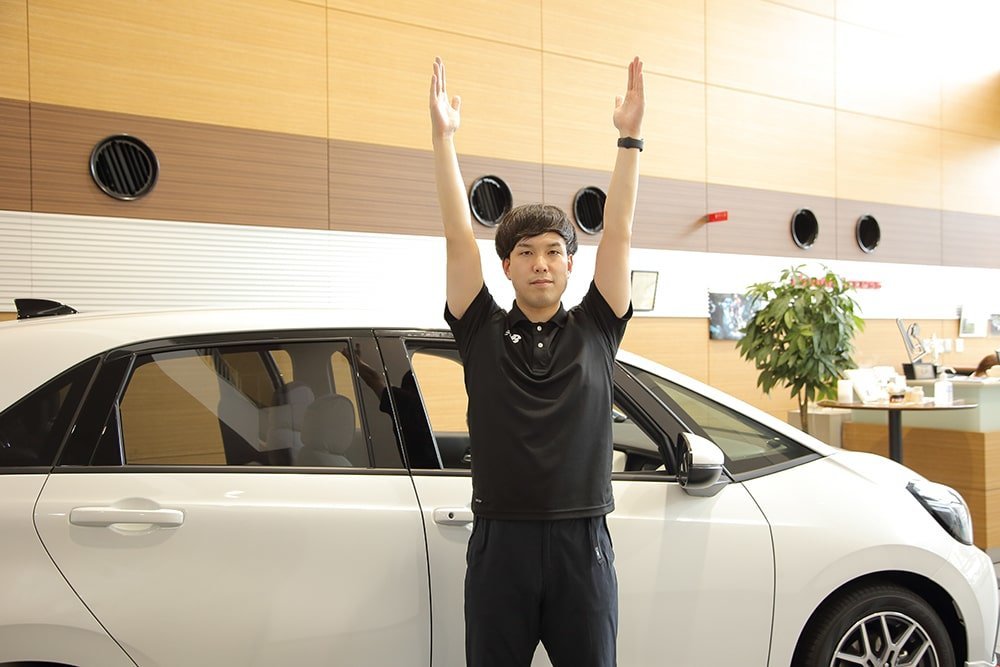 両腕を上げているオガトレの尾形 竜之介さん