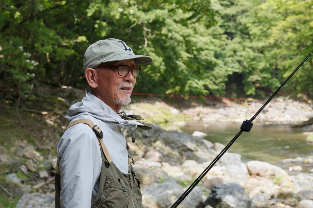 川で釣りをするユーチューバーのウィンピー・ジジイさん