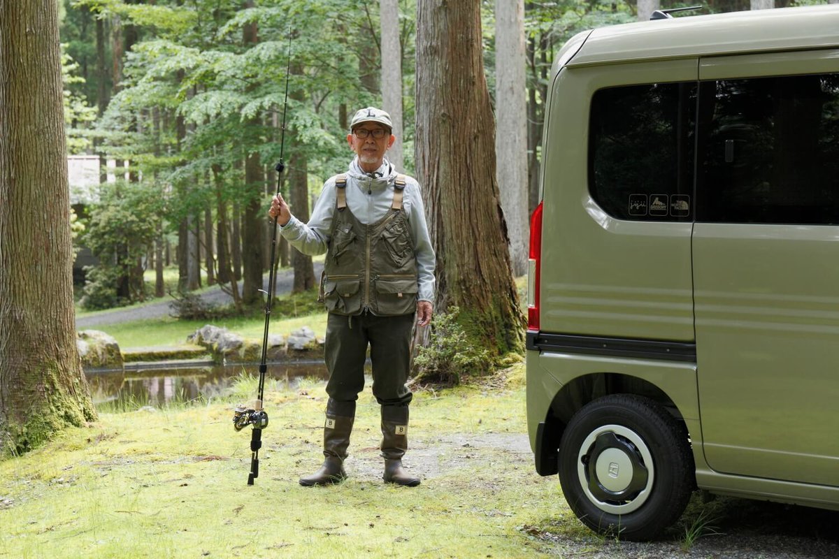 N-VANの横に立つウィンピージジイさん