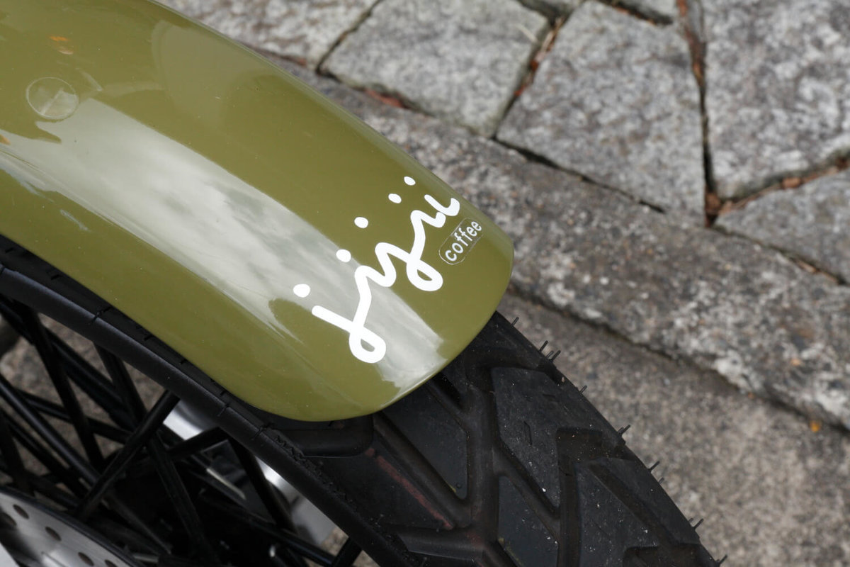 クロスカブをDIYカスタム改造。フロントフェンダーには「jijii」のロゴステッカーが貼ってある